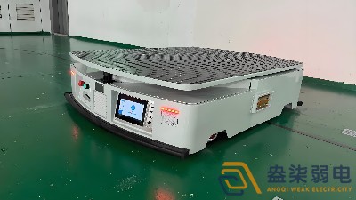 潛伏叉取式機器人讓窄巷道搬運更簡單